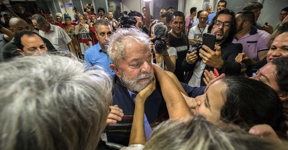 SBT e RedeTV! ignoram prisão de Lula e exibem novela mexicana e teleculto