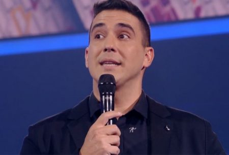 André Marques posa com cachorro e seguidora faz questionamento íntimo