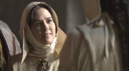 “Deus Salve o Rei” – Cara a cara com Catarina, Lucrécia a ofende: “Demônio dos infernos!”