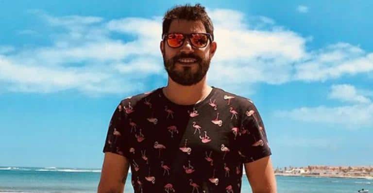 Sem camisa, Evaristo Costa curte férias em Fernando de Noronha e atiça seguidores