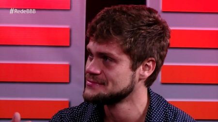 BBB18: Breno esquece Paula e chama Lucas para balada para “pegar geral”