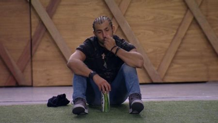BBB18: “Mãe, falta muito pouco”, diz Kaysar após chorar e beijar relicário