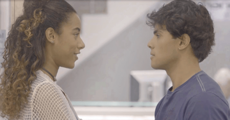“Malhação”: Jade flagra Érico em casa de câmbio e desconfia