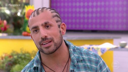 Kaysar fica surpreso ao saber que Jéssica se apaixonou por ele no BBB18