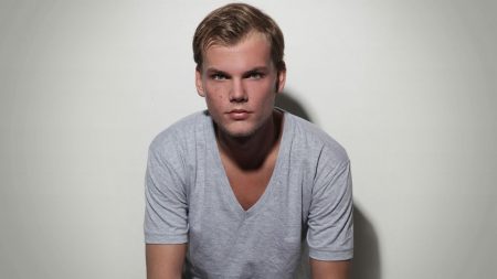 Avicii cometeu suicídio com vidro de garrafa quebrada, diz site