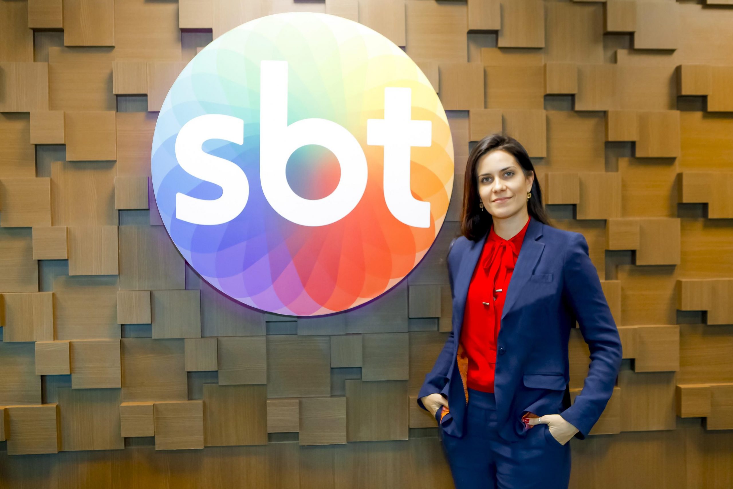 SBT contrata Débora Bergamasco e lança seu próprio “Roda Viva”