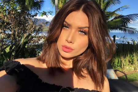De biquíni, Flávia Pavanelli mostra barriga sarada e detalhe impressiona