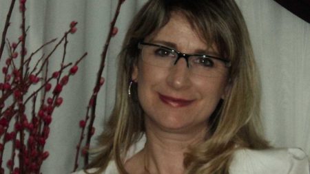 Record eleva obreira da Universal à autora de minissérie