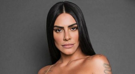 Cleo Pires se irrita com nome grafado errado e reclama da Globo