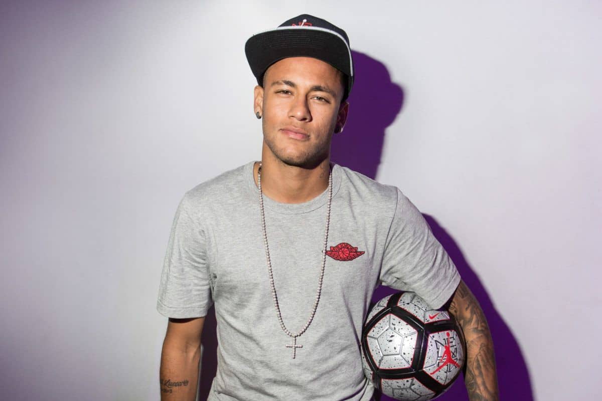 Em Paris, Neymar Jr realiza sonho de garoto australiano