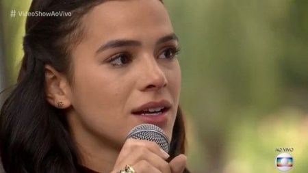 Bruna Marquezine chora ao rever jovem que inspirou personagem deficiente em “América”