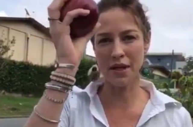 Luana Piovani leva maçã a Lula e é comparada à bruxa da Branca de Neve