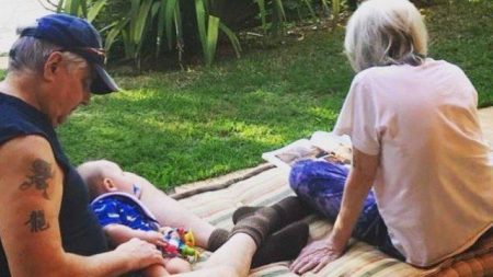 Longe dos holofotes e aposentada, Rita Lee cuida do neto