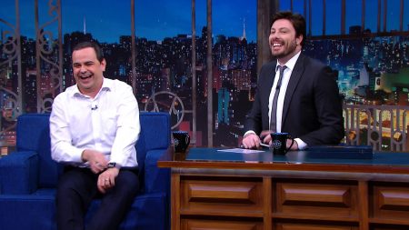 Danilo Gentili e Carioca ironizam a esquerda brasileira e causam na web