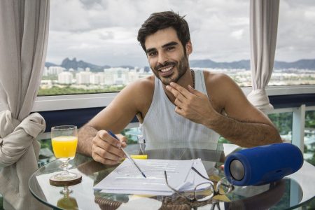 Anderson Tomazini, o Xodó de “O Outro Lado do Paraíso”, diz que desistiu de tudo para atuar