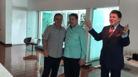 Em encontro histórico, Silvio Santos recebe presente de Gugu e fãs pedem retorno ao SBT