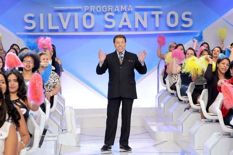 Silvio Santos é surpreendido por Íris Abravanel e ganha beijo; assista