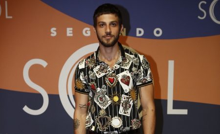 Chay Suede desmente romance com atriz de “Segundo Sol”: “Minha colega de trabalho”