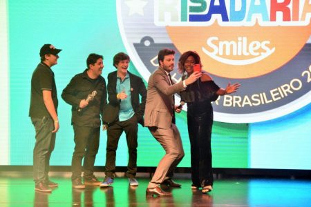 Glória Maria é beijada por Danilo Gentili e comemora memes: “Bati a Gretchen”