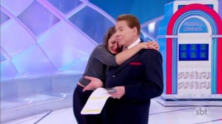 Fã surpreende Silvio Santos e chora ao pedir foto