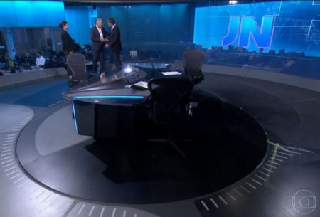 “Jornal Nacional” estreia bancada que gira e vira meme nas redes sociais