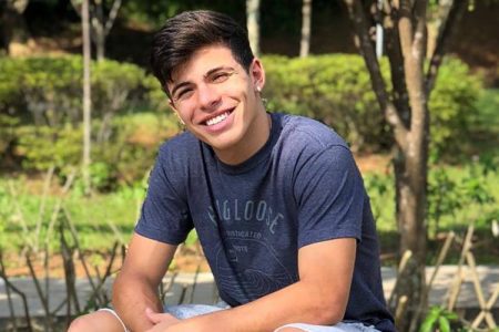 Thomaz Costa surpreende, chora e emociona fãs com imagem