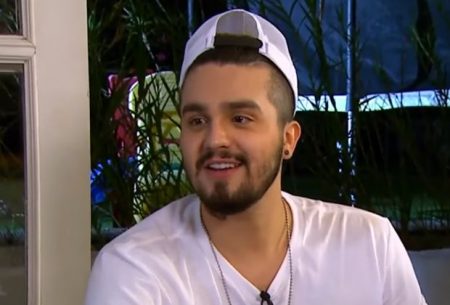Na TV, Luan Santana come vagina de vaca e enlouquece a web