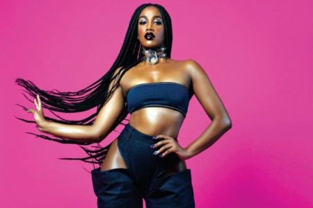 Iza revela já ter beijado mulheres e diz que adora enviar nudes