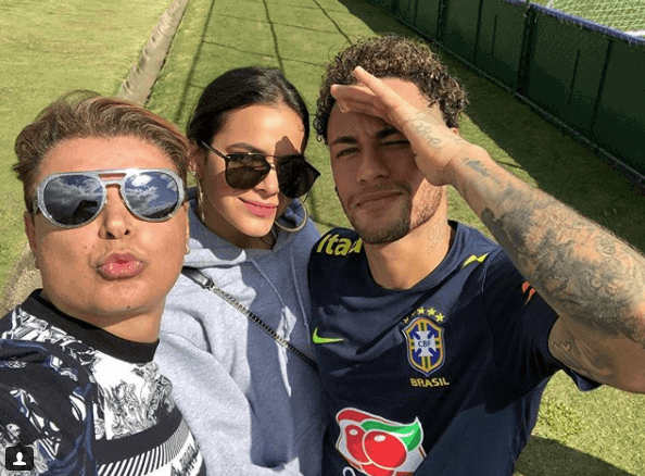 Bruna Marquezine e David Brazil paparicam Neymar na concentração