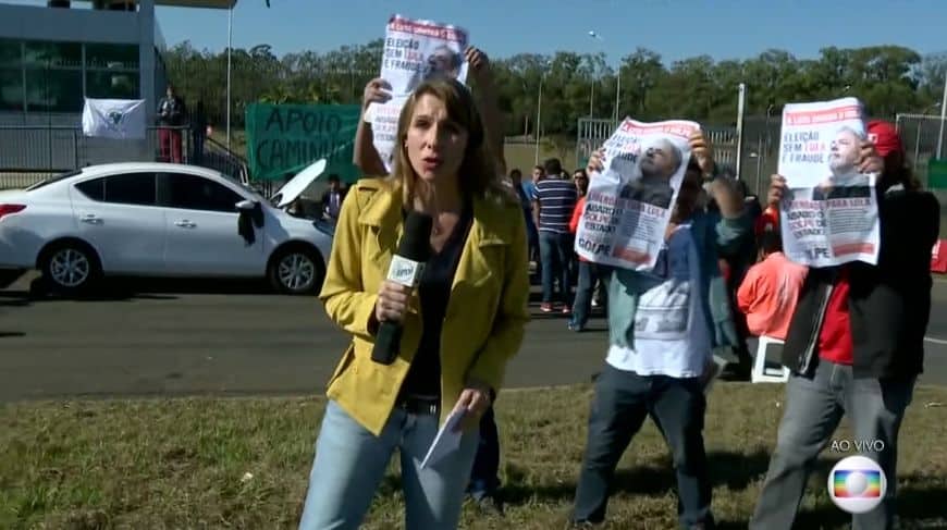 Repórter da Globo sofre com protesto, tenta se esquivar e é cortada ao vivo