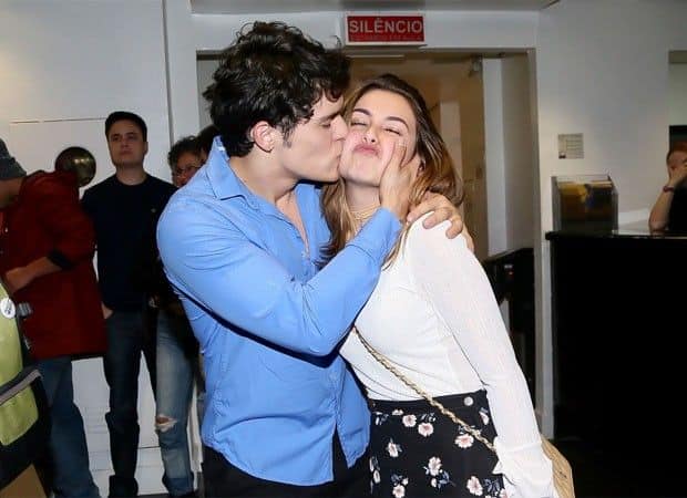 Klara Castanho posta foto abraçada com ator de 28 anos, é criticada e nega namoro: “Hipocrisia”