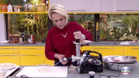 Ana Maria Braga se enrola ao tentar preparar linguiça: “Não vai”