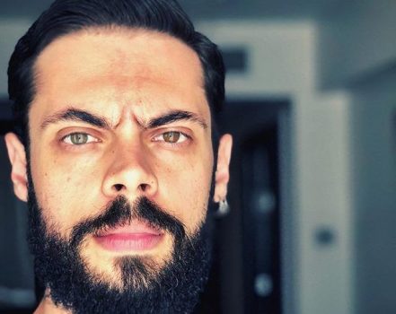Cauê Fabiano lança tendência e causa com camisetas personalizadas