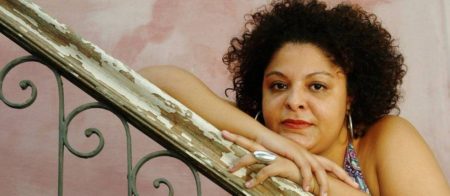 Após polêmica por cor da pele, cantora desiste de estrelar musical