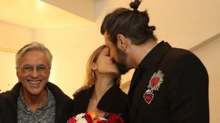 Paula Burlamaqui ganha beijão de diretor em estreia de peça