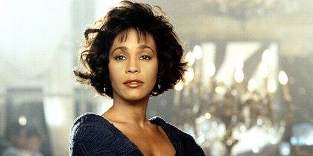 Bíblia de Whitney Houston é vendida por quase 100 mil euros