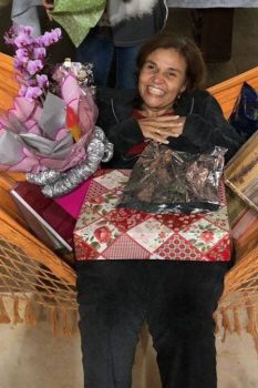 Claudia Rodrigues se emociona com festa de 48 anos