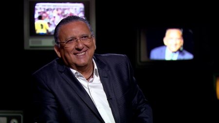 Galvão Bueno vira boneco de Olinda e comemora muito