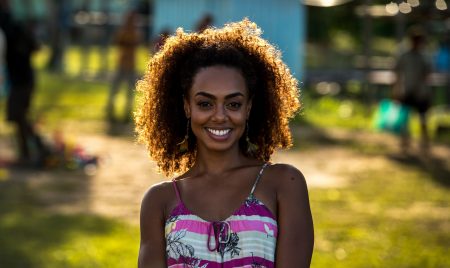 Cabelo de Dandara Mariana em “Verão 90” incomoda elenco