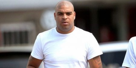 Adriano Imperador posta foto sem cinto de segurança e leva bronca do Detran