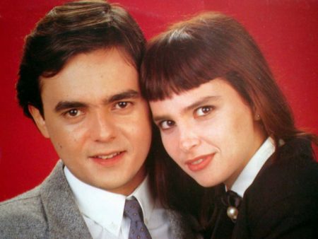 Lídia Brondi reaparece em clique raro com o marido, Cássio Gabus Mendes