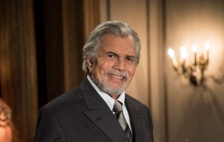 Tarcísio Meira interpreta um velho ator de teatro