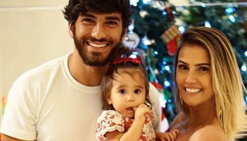 Deborah Secco se declara para filha e comove seguidores