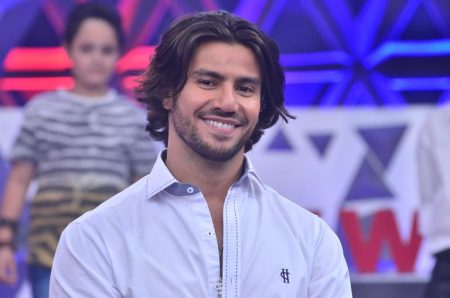 Após ficada, sertanejo assume namoro com ex-A Fazenda