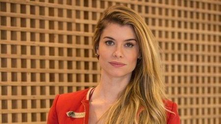 Alinne Moraes revela bastidores de novela e festeja volta ao ar