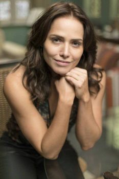 Letícia Colin posa de biquíni em foto sem retoque; confira