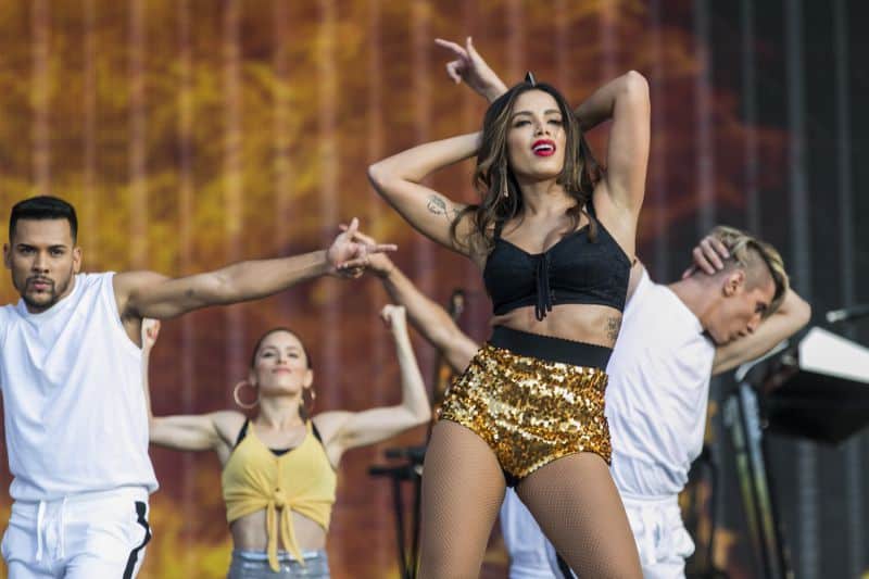 Anitta é criticada após show, Bruna Marquezine curte e cantora desabafa