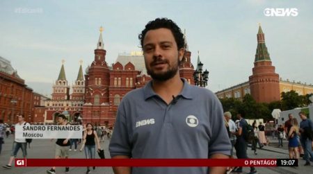 Torcedora invade link da GloboNews na Rússia e rouba a cena