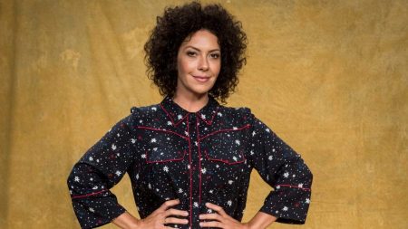 Fabíula Nascimento invade entrevista de Emílio Dantas e dá aviso inusitado