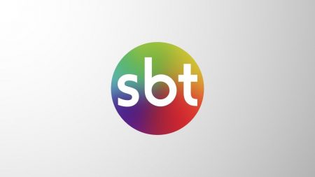 Senhora aperta bumbum de repórter do SBT, que dedura ato ao vivo